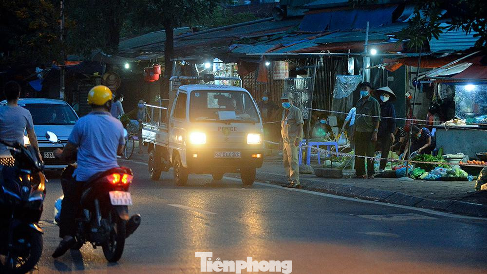Từ 5h, tại khu vực chợ Nam Trung Yên (quận Cầu Giấy) nhiều người dậy sớm tranh thủ đi chợ. Lực lượng chức năng cũng có mặt để nhắc nhở người dân giữ khoảng cách an toàn cũng như hạn chế lượng người vào chợ quá đông, không đảm bảo công tác phòng dịch.