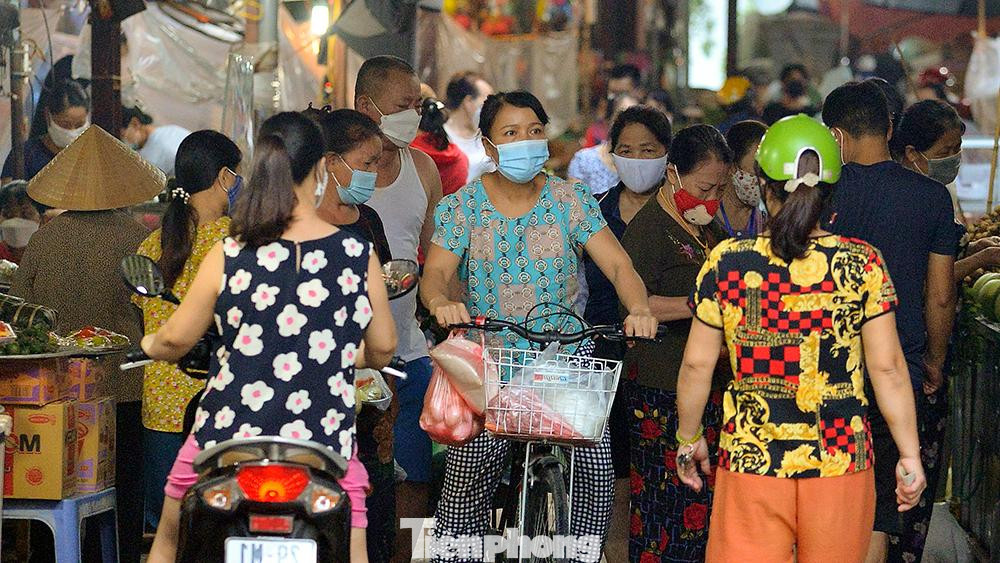 Bên trong chợ Triều Khúc, có những lúc người dân đi lại đông đúc.