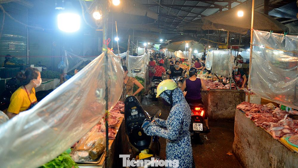 Các mặt hàng tươi sống cũng phong phú hơn để phục vụ nhu cầu người dân.