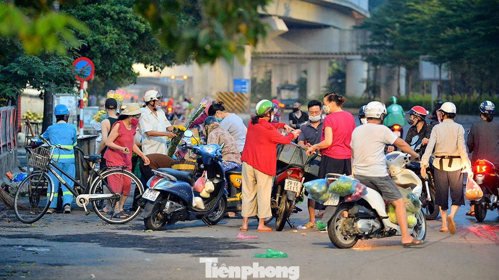Chợ tự phát cũng nở rộ trên nhiều địa điểm của Hà Nội lúc rạng sáng.