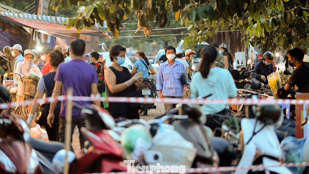 Lối đi vào chợ Triều Khúc (xã Tân Triều, huyện Thanh Trì).