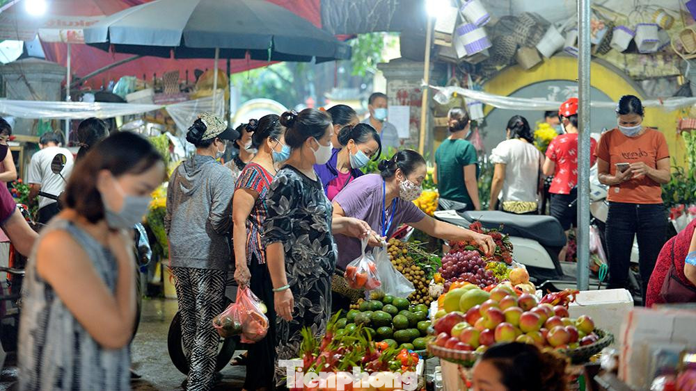 Nhiều người tranh thủ mua sắm cho ngày 15/8 âm lịch.