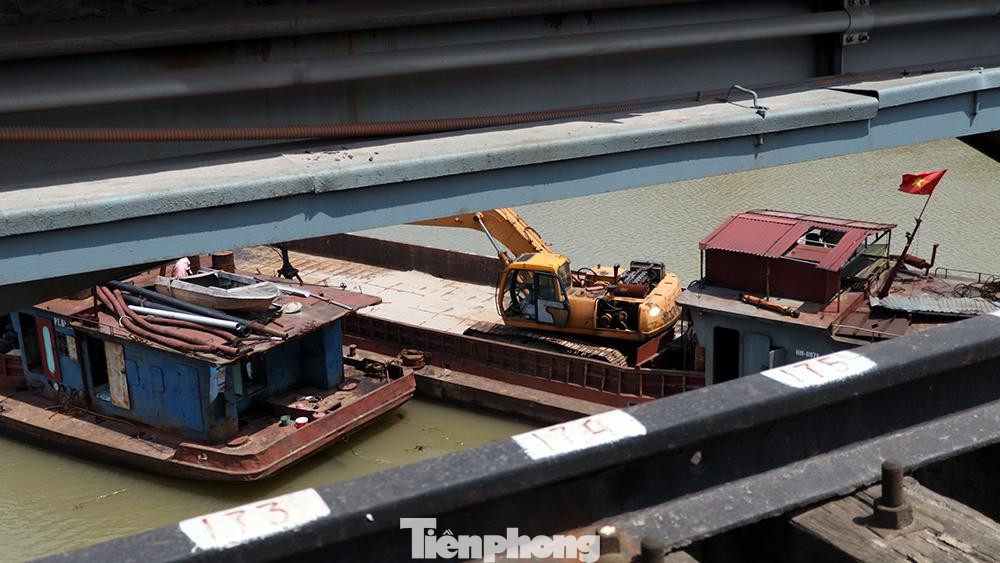 Thiết bị, máy móc phục vụ công tác sửa chữa trụ cầu đã được các đơn vị tập kết trong mấy ngày qua.