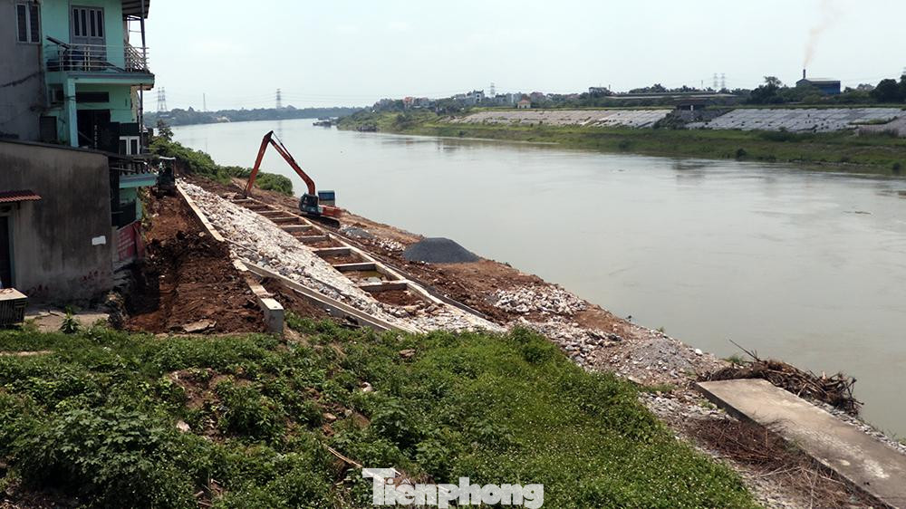 Phía hạ lưu của cầu Đuống, công tác kè bờ sông chống sạt lở cũng đang được tiến hành trong thời gian qua.