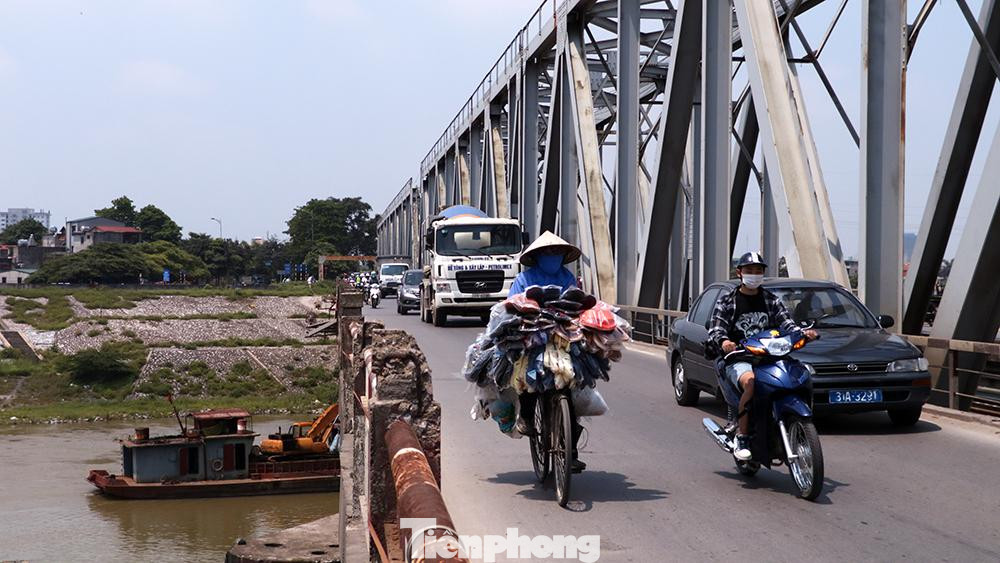 Trong thời gian này, tàu thuyền chỉ được đi qua cầu Đuống từ sau 19h ngày hôm trước đến trước 7h sáng hôm sau.