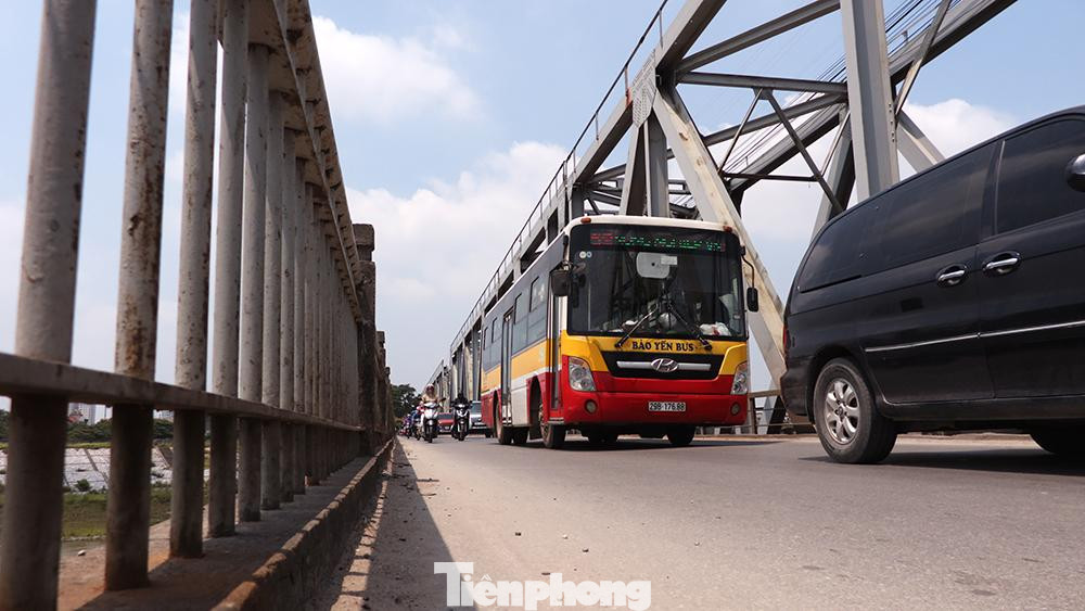 Việc cầu Đuống đang oằn mình chịu mật độ xe qua lại cao đòi hỏi Hà Nội cần có thêm những cây cầu mới bắc qua sông Đuống để giảm tải áp lực giao thông.