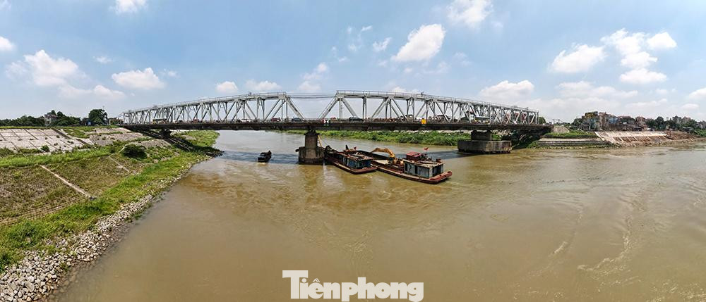 Từ sáng 4/5, để phục vụ công tác sửa chữa trụ cầu Đuống (bắc qua sông Đuống), liên ngành Sở GTVT - Công an Hà Nội thực hiện việc tạm cấm tàu thuyền qua lại trên sông Đuống đoạn qua cầu Đuống.Thời gian thực hiện cấm là 15 ngày.