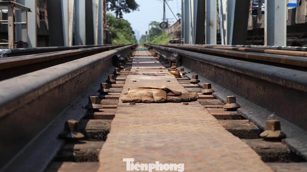 Đơn vị quản lý cầu Đuống là Cty Đường sắt Hà Hải (Tổng Cty Đường sắt Việt Nam) cho biết, từ cuối năm 2020, tại khoang thông thuyền cầu Đuống xuất hiện chướng ngại là trụ cầu Đuống cũ nằm gần giữa khoang thông thuyền, cách mép trụ cầu bên phải (phía quận Long Biên) 30,5m.