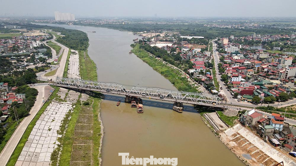 Liên ngành đã thực hiện tạm cấm tàu thuyền qua lại trên sông Đuống đoạn qua cầu Đuống.