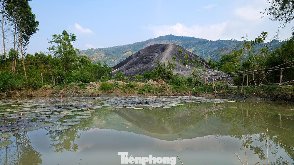 Từ mặt đất, chỉ mất khoảng 15 phút để lên đến đỉnh cao nhất của tảng đá bằng cách leo qua những sườn dốc thoai thoải.