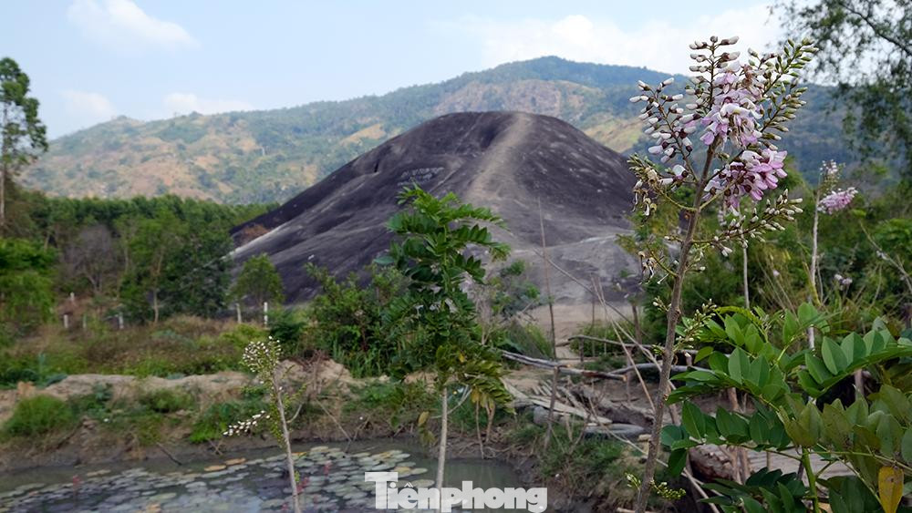 Ngày nay, cặp núi đá thu hút du khách không chỉ bởi truyền thuyết kì bí mà còn bởi khung cảnh hoang sơ, yên bình. Nếu đứng trên đỉnh "Đá Voi Mẹ" có thể có thể quan sát hồ Yang Reh và dãy Chư Yang Sin - mái nhà của Tây Nguyên. Còn đứng trên "Đá Voi Cha" có thể phóng tầm mắt ngắm nhìn cánh đồng Yang Tao rộng lớn, thưởng thức cái nắng gió đặc trưng của xứ Tây Nguyên đại ngàn.