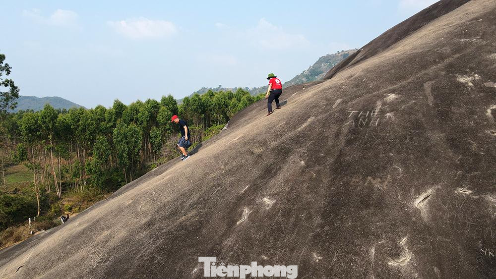 Độ dốc của lưng "Đá Voi Mẹ" khiến du khách phải thận trọng khi di chuyển.