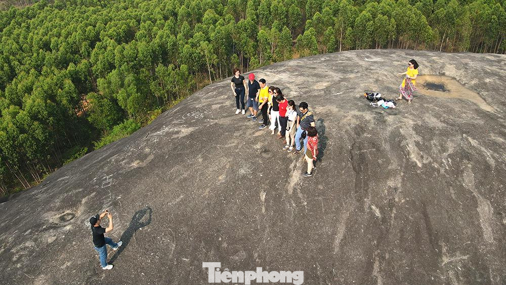 Từ trên đỉnh đá Voi Mẹ, có thể quan sát nhiều thắng cảnh trong vùng như: hồ Yang Reh và dãy Chư Yang Sin - mái nhà của Tây Nguyên