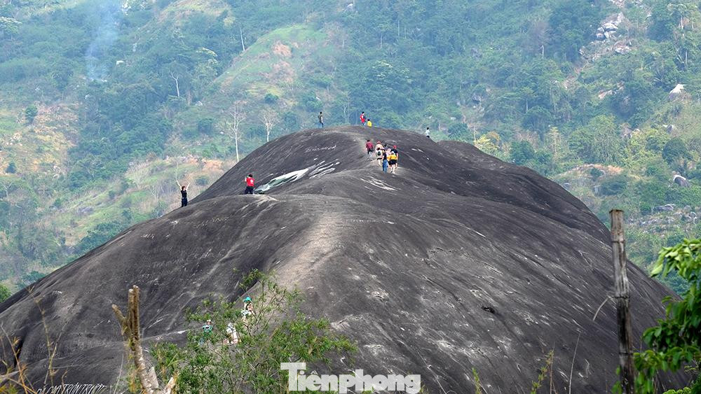 Chính những người đồng bào M’ Nông sống lâu đời ở Yang-Tao cũng không biết cặp đá voi có từ bao giờ. Nhưng họ tin rằng, núi đá voi như vị thần thiêng liêng, luôn che chở cho buôn làng, bảo vệ một cuộc sống ấm no, bình yên.