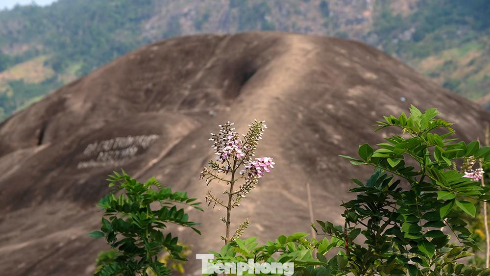 Theo giai thoại của người xưa để lại, đá Voi Mẹ sau nhiều lần dịch chuyển đã tiến về sát chân núi.