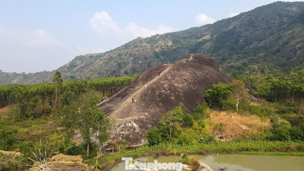 Màu sắc và những đường nét uốn lượn của tảng đá gợi liên tưởng đến tấm lưng của một chú voi khổng lồ nằm phục giữa màu xanh của núi rừng.