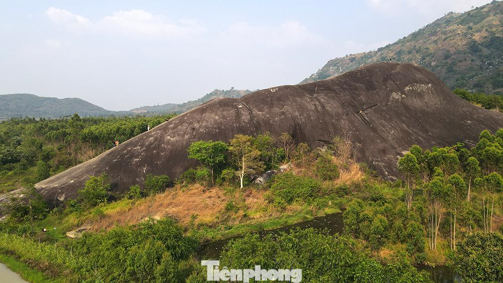 Nằm trên địa bàn xã Yang Tao (huyện Lắk), cách trung tâm TP. Buôn Ma Thuột khoảng gần 40 km theo Quốc lộ 27, đá Voi Yang-Tao gồm một cặp đá Voi Cha và đá Voi Mẹ hiện lên sừng sững giữa đại ngàn núi rừng Tây Nguyên, mang trong mình những truyền thuyết ly kỳ, bí ẩn.