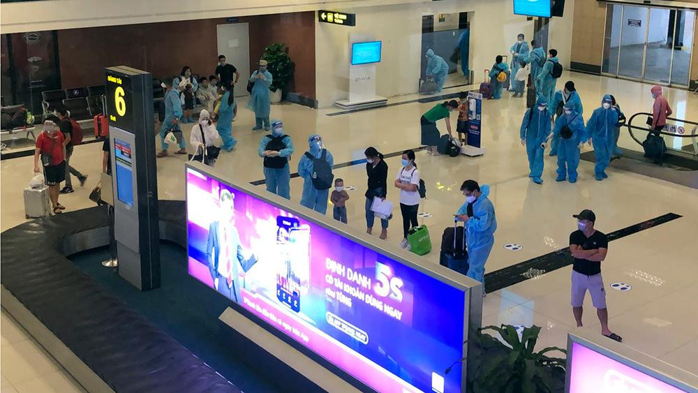 Phần lớn hành khách đi trên chuyến bay đặc biệt này đều mặc quần áo phòng dịch cẩn thận.