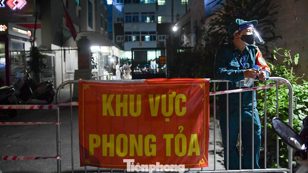 Ban Chỉ đạo công tác phòng, chống dịch COVID-19 phường Khương Mai (quận Thanh Xuân, Hà Nội) cũng đã thông báo tìm người liên quan đến cửa hàng tiện ích số 218 đường Lê Trọng Tấn.