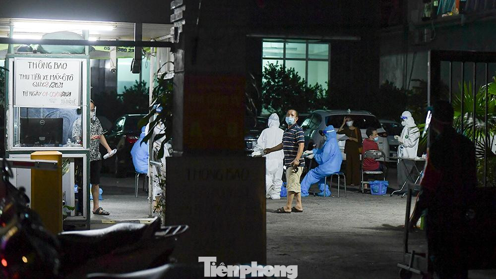Tối 30/8, thông tin với PV, lãnh đạo Đảng uỷ phường Khương Mai cho biết, lực lượng y tế đang tiến hành xét nghiệm khu vực toà nhà tại số 210 Lê Trọng Tấn (phường Khương Mai, quận Thanh Xuân, Hà Nội). Đây là khu nhà công vụ của lực lượng Quân chủng Phòng không - Không quân với 3 tòa nhà với 270 căn hộ.