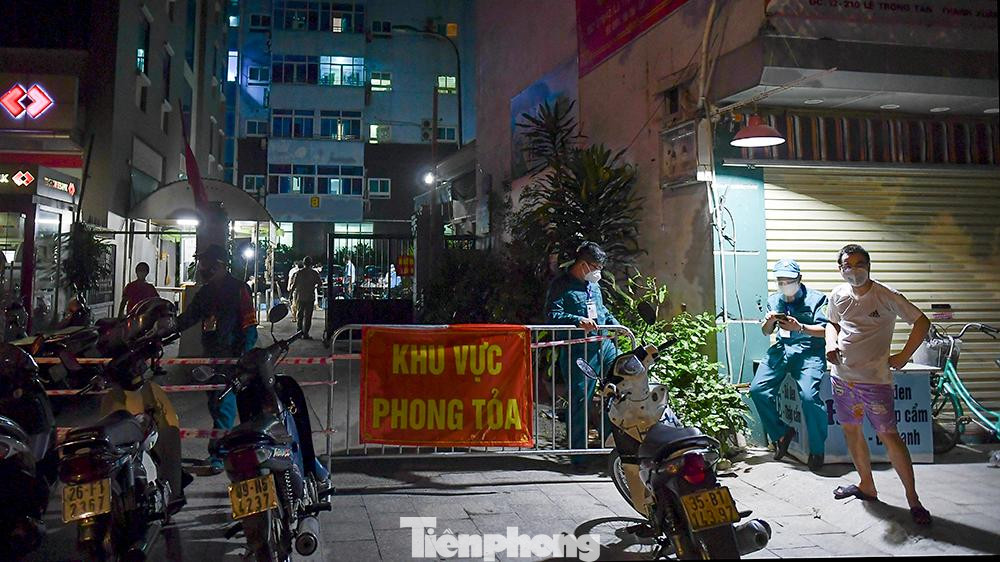 Quận Thanh Xuân (Hà Nội) cũng khuyến cáo tất cả người dân đã đến cửa hàng tiện ích số 218 đường Lê Trọng Tấn từ ngày 20 đến 28/8, cần thực hiện cách ly theo dõi sức khỏe tại nhà và liên hệ ngay với Trạm Y tế phường để được tư vấn hỗ trợ.