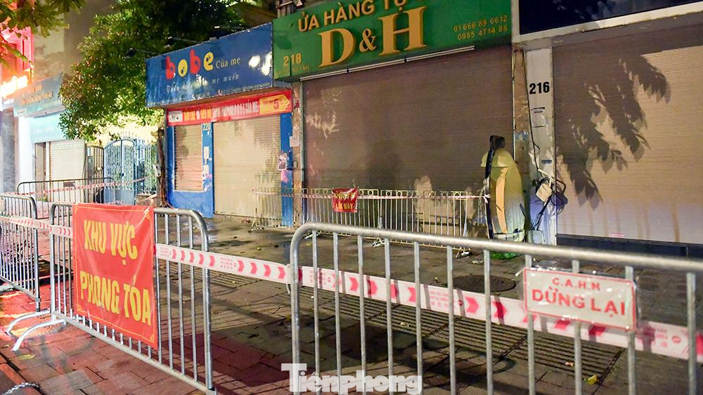 Địa chi 218 là điểm siêu thị mini nên người dân khu vực thường xuyên đến mua đồ. Do đó, thời gian tới địa phương triển khai xét nghiệm diện rộng từ đầu đến cuối đường Lê Trọng Tấn để đảm bảo công tác sàng lọc”, lãnh đạo Đảng uỷ phường Khương Mai cho biết thêm.