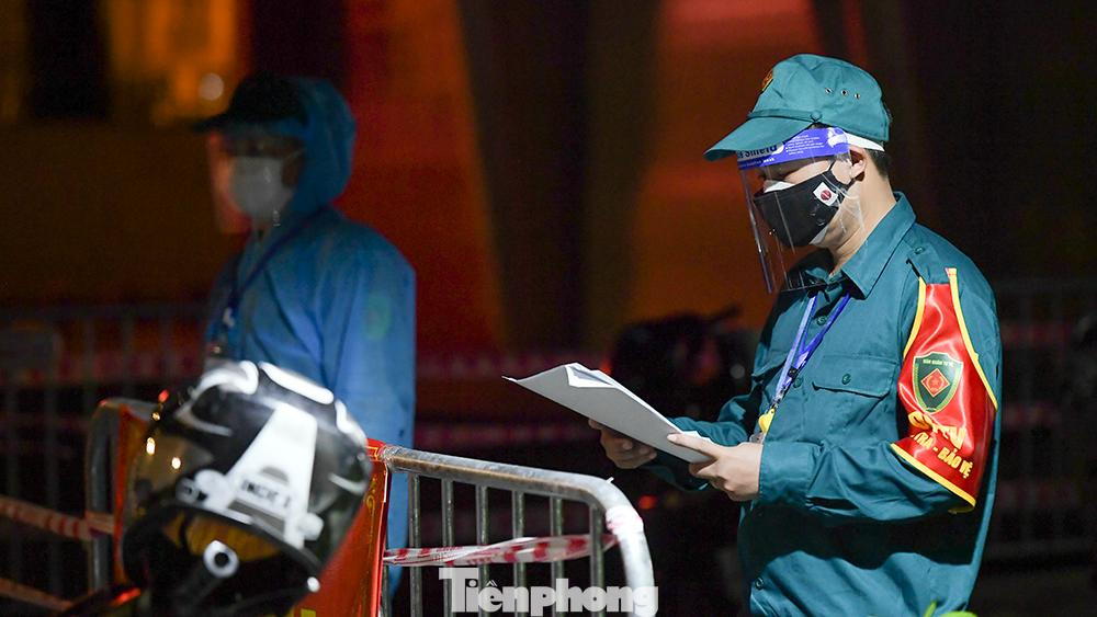 Liên quan đến hai bệnh nhân mắc COVID-19 trên địa bàn, phường Khương Mai đã phối hợp với Trung tâm Y tế quận Thanh Xuân rà soát, truy vết được 14 trường hợp F1 đưa đi cách ly tập trung.