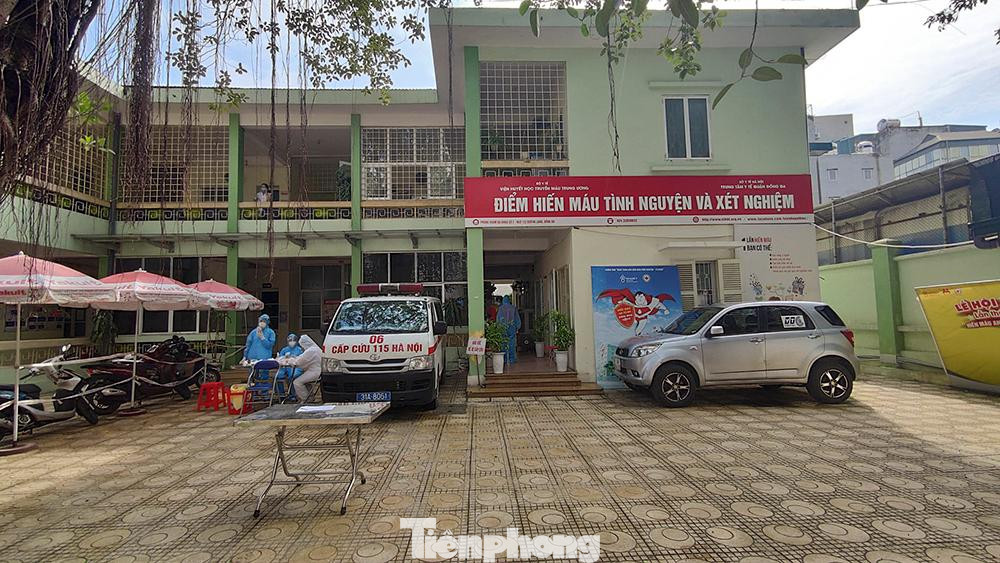 Không khí bên ngoài Điểm hiến máu cố định 122 Đường Láng. Không khí bên ngoài Điểm hiến máu cố định 122 Đường Láng.