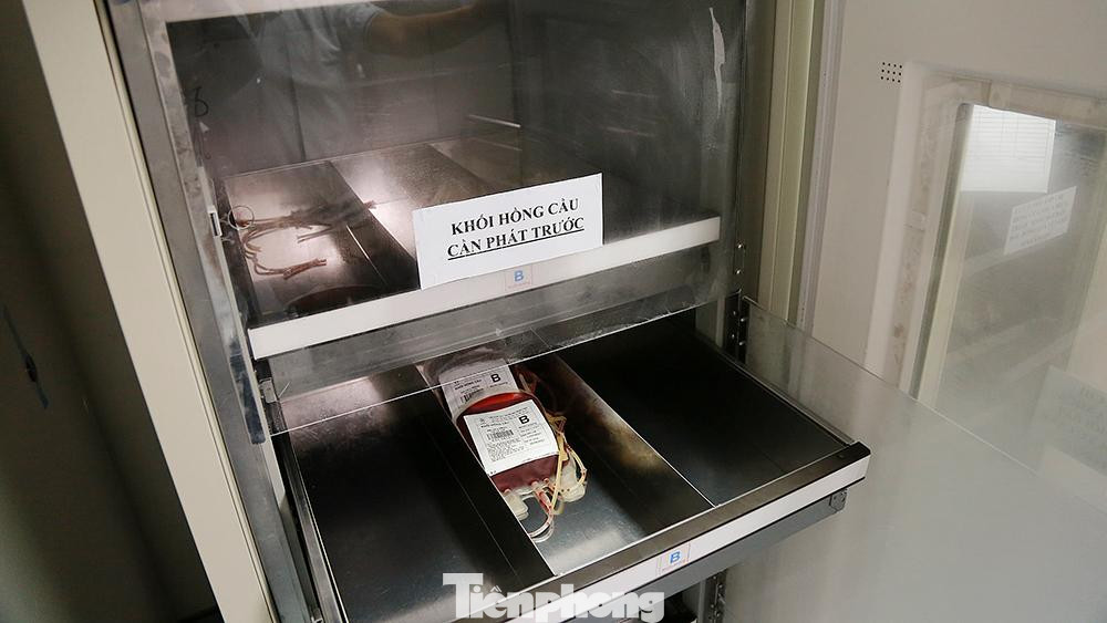 Và một vài bịch hồng cầu nhóm B. Và một vài bịch hồng cầu nhóm B.