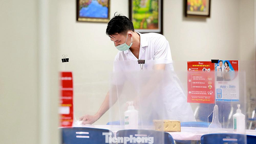 Đội ngũ y bác sỹ tại các điểm hiến máu vẫn kiên nhẫn chờ đợi, cần mẫn vệ sinh khu vực lấy máu để đảm bảo an toàn phòng dịch. Đội ngũ y bác sỹ tại các điểm hiến máu vẫn kiên nhẫn chờ đợi, cần mẫn vệ sinh khu vực lấy máu để đảm bảo an toàn phòng dịch.