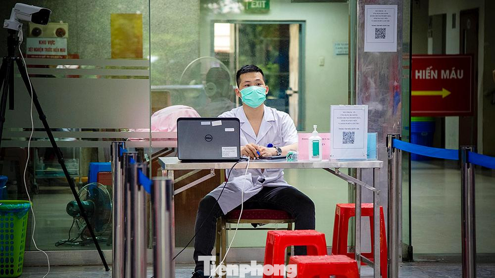 Nhiệm vụ của nhân viên y tế này là đo nhiệt độ, khai báo y tế nhưng ngồi từ sáng, nhưng vẫn không thấy người đến hiến máu. Nhiệm vụ của nhân viên y tế này là đo nhiệt độ, khai báo y tế nhưng ngồi từ sáng, nhưng vẫn không thấy người đến hiến máu.