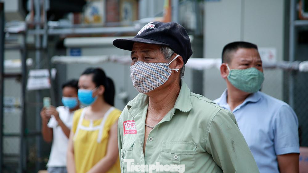 “'Bữa ăn 0 đồng' đã giúp tôi phần nào giảm được chi phí mùa dịch. Tôi thực sự cảm động và cảm ơn các bạn thanh niên, nhà hảo tâm đã tài trợ những suất cơm mang đậm nghĩ tình trong thời điểm khó khăn này”. Một lao động tự do đang ở trọ tại phường Nghĩa Đô chia sẻ.