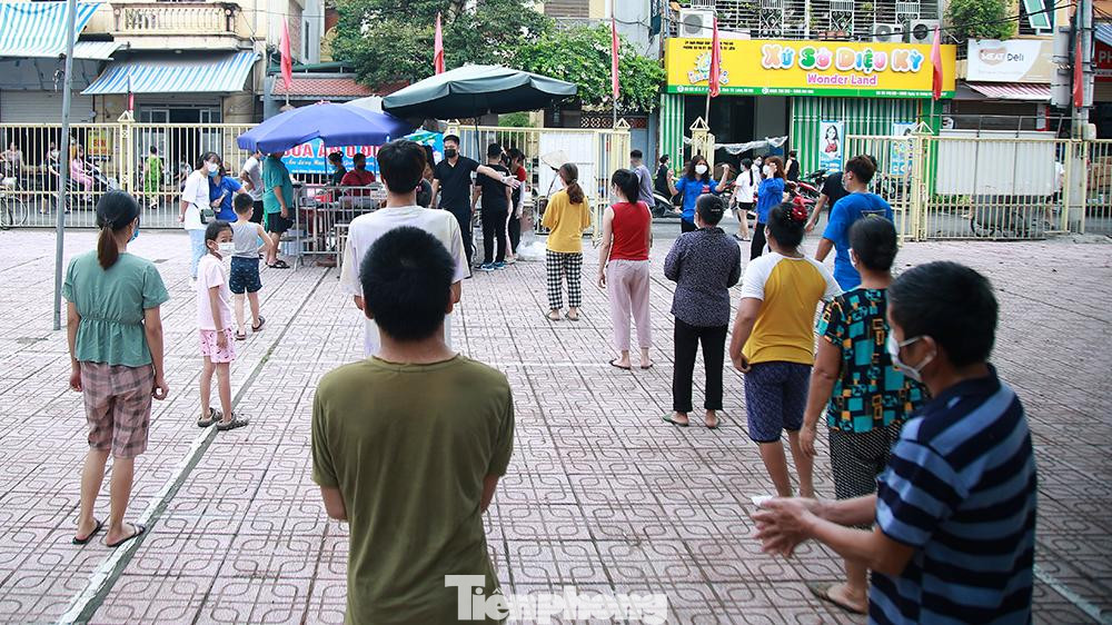Mọi người đến nhận suất ăn đều xếp hàng cũng như giữ khoảng cách đảm bảo thực hiện 5K phòng dịch.