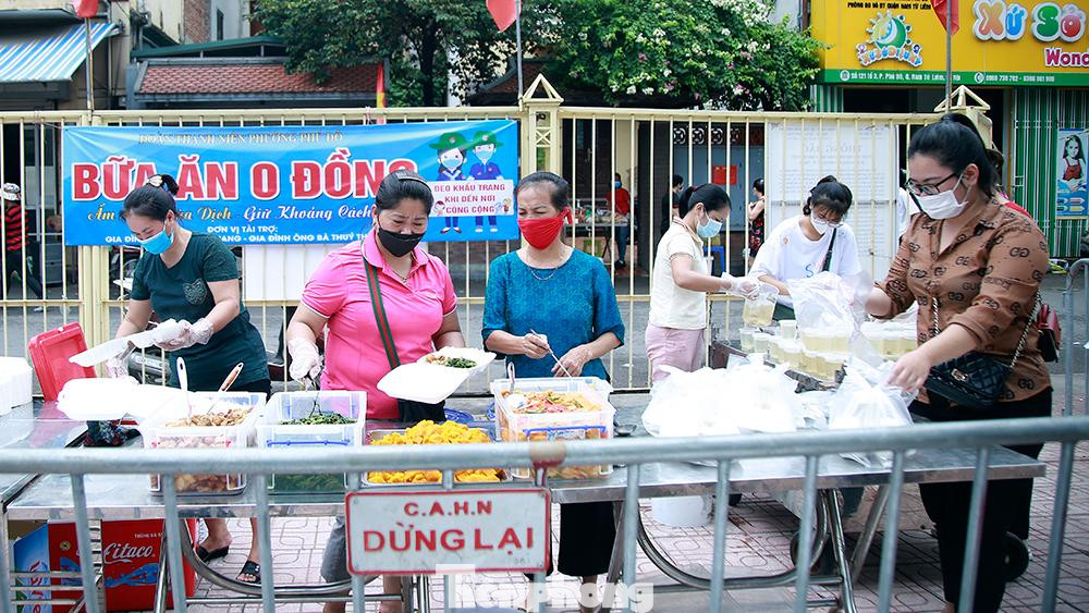 Thấu hiểu khó khăn của người lao động nghèo và sinh viên không về được quê, đoàn thanh niên phường cùng hai hộ gia đình ở phường Phú Đô, quận Nam Từ Liêm đã cùng nấu những “Bữa cơm 0 đồng”.