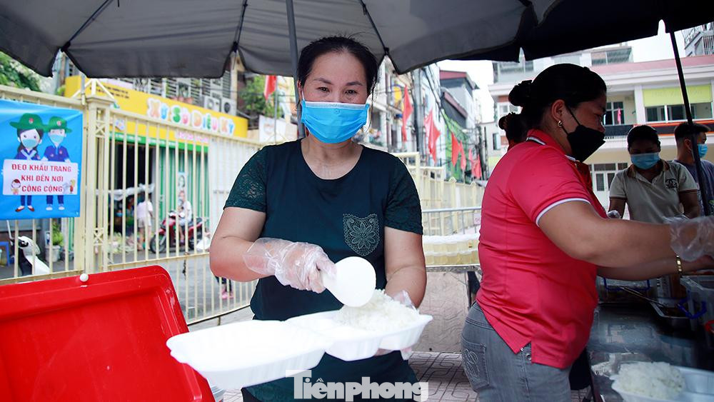 “Tôi là người ở trong làng Phú Đô này, trước đây tôi nấu cơm bình dân. Nhưng trong những ngày giãn cách xã hội, quán phải đóng cửa để phòng dịch. Nhìn thấy rất nhiều người lao động và sinh viên từ các tỉnh thành khác hiện rất khó khăn nhưng chưa thể về quê được, tôi đã nấu cơm để phát cho mọi người. Vì chỉ có 2 gia đình, cũng không có nhiều kinh phí, nên chúng tôi sẽ nấu miễn phí trong 7 ngày, mỗi ngày từ 300 đến 400 suất cơm”.Chị Trần Thị Giang, thành viên trong nhóm thiện nguyện chia sẻ.