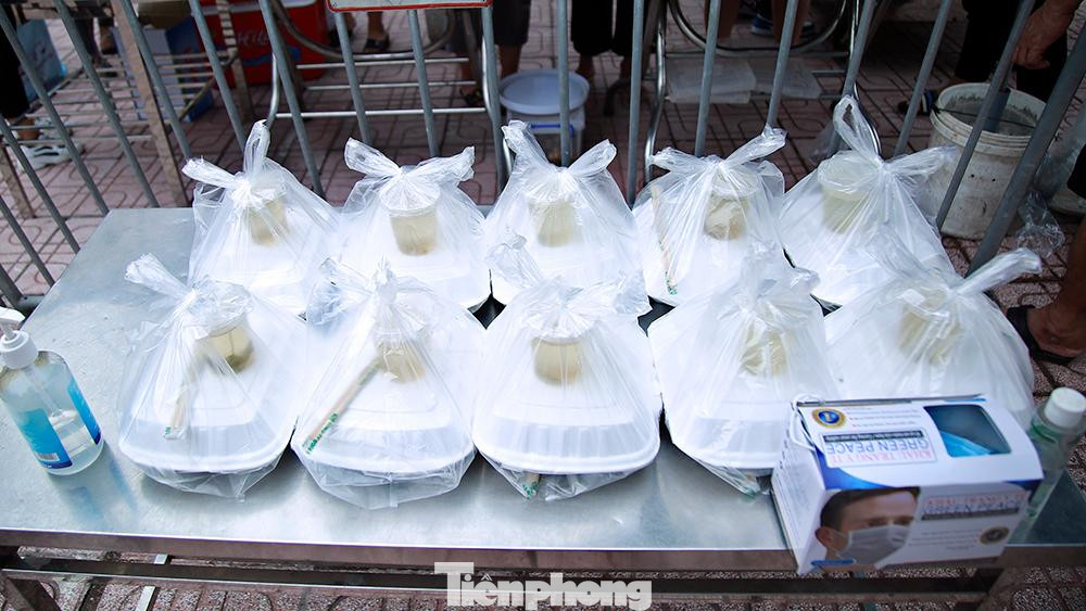 Tại mỗi bàn đều chuẩn bị thêm nước sát khuẩn và khẩu trang để đảm bảo công tác phòng dịch COVID-19.