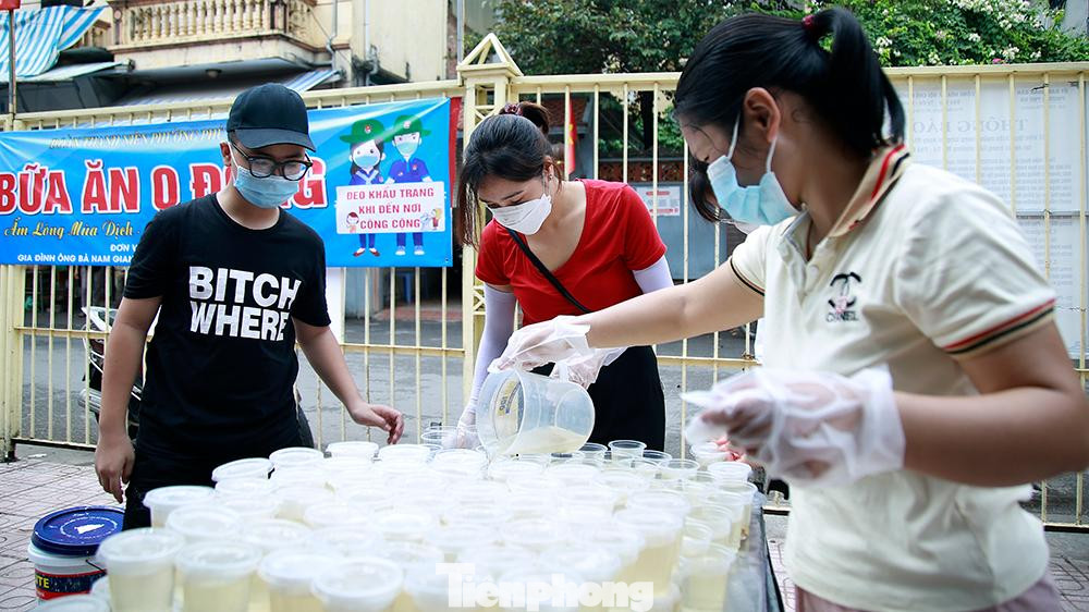 Các thành viên trong nhóm chăm chút cho từng suất ăn nghĩa tình.