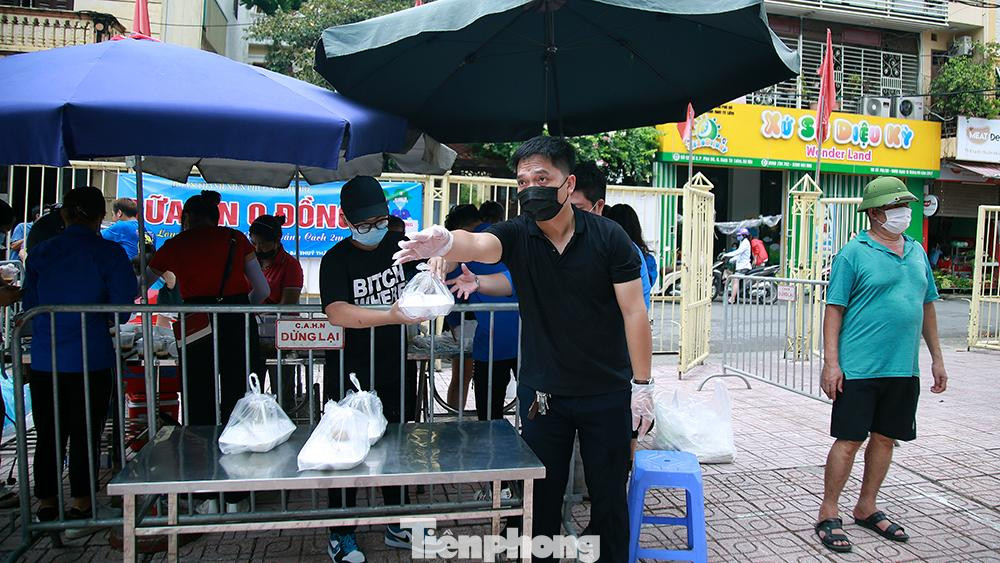 Nơi phát cơm và khu vực chế biến luôn được tạo khoảng cách an toàn phòng dịch.