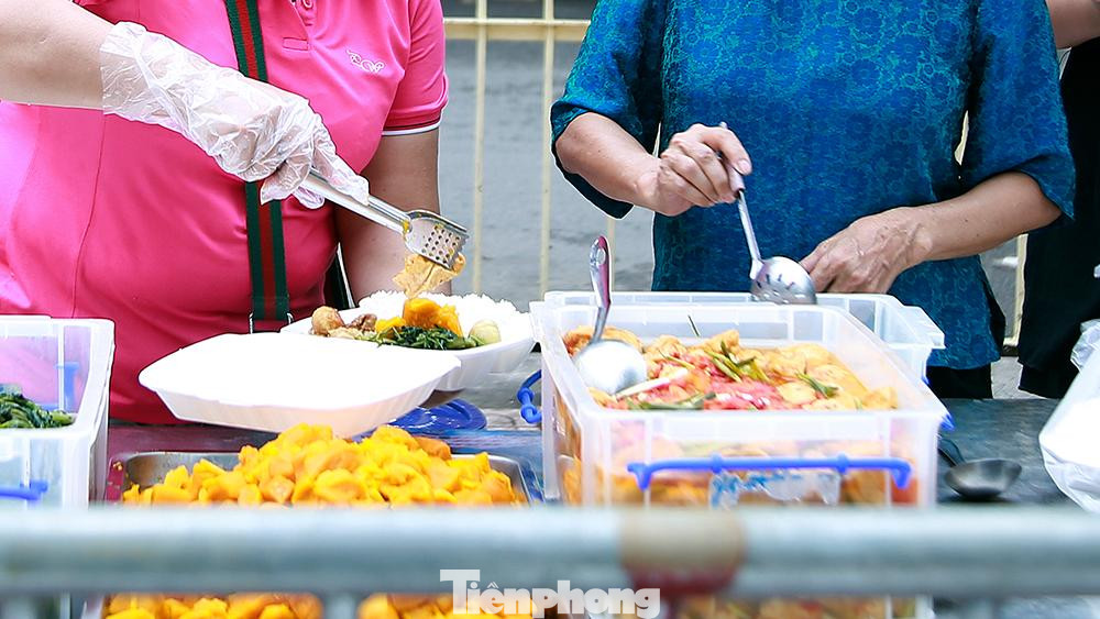 Tại khuôn viên nhà văn hóa 1-3 thuộc phường Phú Đô (quận Nam Từ Liêm, Hà Nội) nhóm thiện nguyện mỗi người một việc, để đóng 400 suất ăn miễn phí dành cho những hoàn cảnh khó khăn bị ảnh hưởng bởi dịch bệnh.