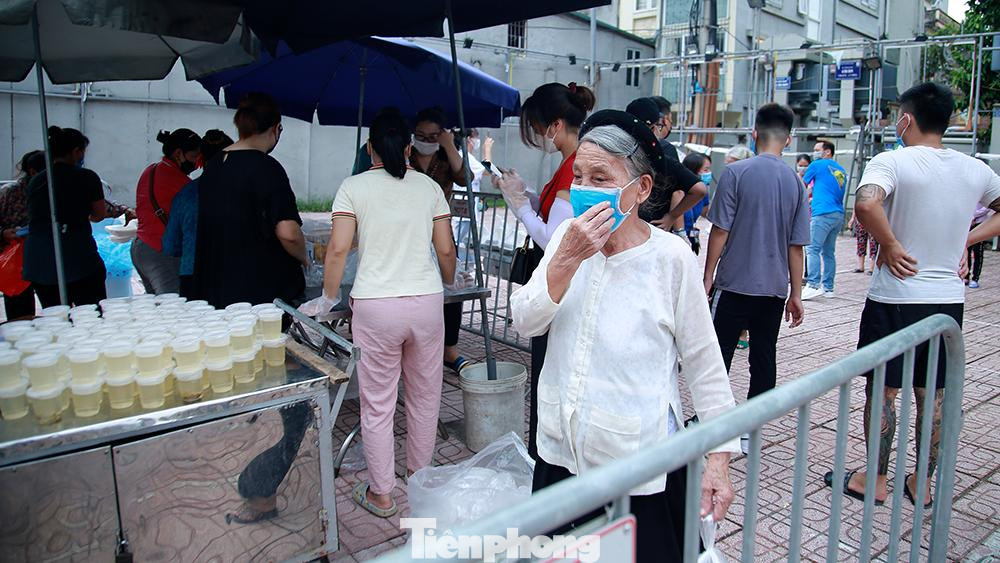 Trong khi dịch bệnh COVID-19 đang diễn biến phức tạp, chặng đường chống dịch còn chông gai và nhiều khó khăn, vì thế, tinh thần san sẻ yêu thương, tương thân, tương ái càng được khơi dậy. Sự tử tế, tình yêu thương được kết nối, lan tỏa từ những tấm lòng vàng sẽ đọng lại mãi trong lòng người trao và người nhận, cùng nhau nở nụ cười hạnh phúc và quyết tâm đẩy lùi dịch bệnh Covid-19.