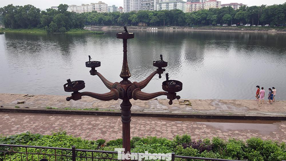 Toàn bộ hệ thống đèn chiếu sáng ở khu vực cổng chính và đường dạo quanh công viên đã bị cháy, vỡ, cột điện hoen gỉ.