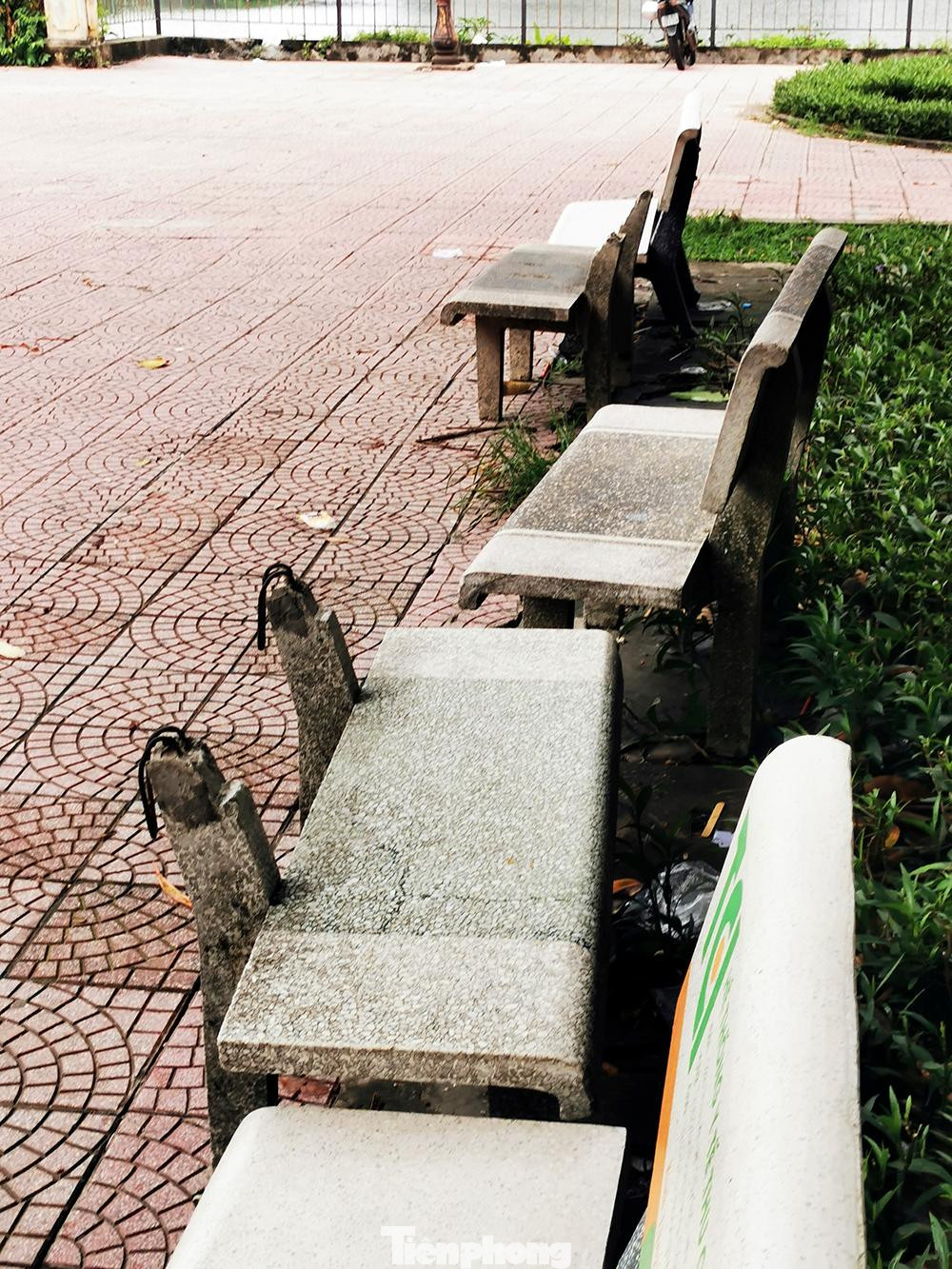 Đi sâu vào bên trong, cơ sở hạ tầng của công viên lộ rõ vẻ hoang tàn và xuống cấp trầm trọng.