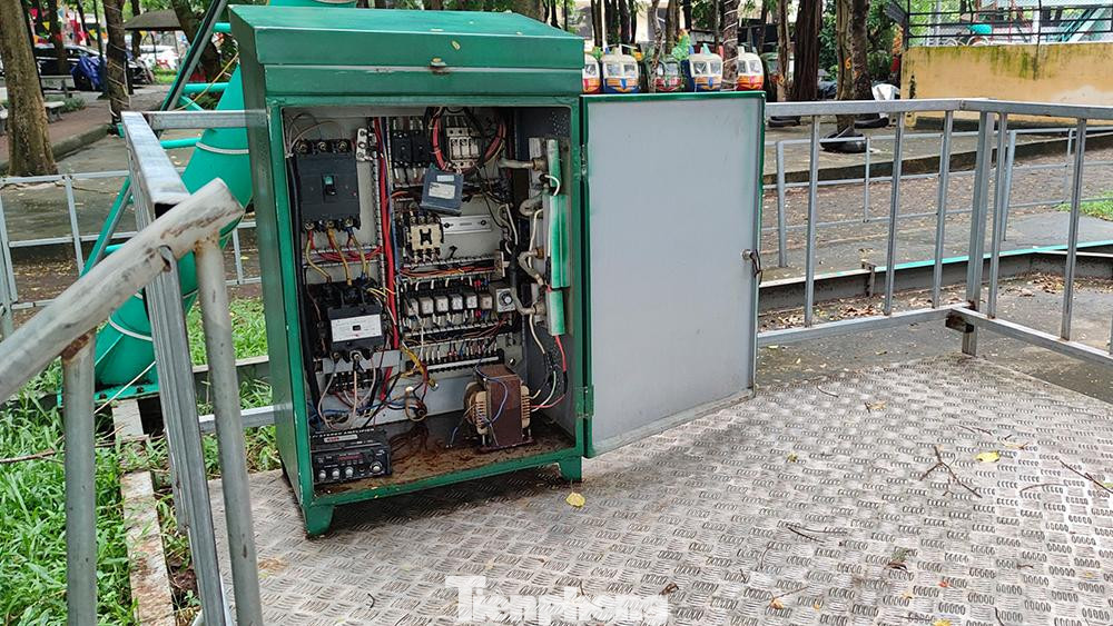 Hệ thống điện hoen gỉ và hở nắp lộ thiên.