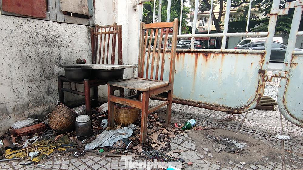 Hình ảnh này tồn tại ngay phía sau cánh cổng chính đi vào công viên Bắc Linh Đàm.