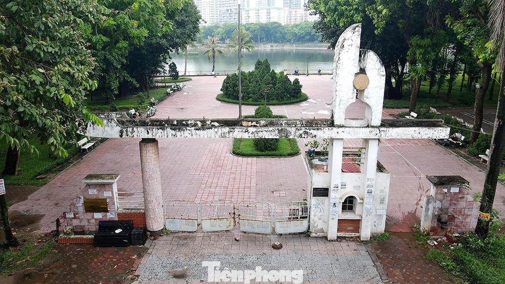 Nhưng hiện tại, ngay từ cổng vào, không ai nghĩ đây từng là một công trình lớn tại Khu đô thị kiểu mẫu của bán đảo Linh Đàm.