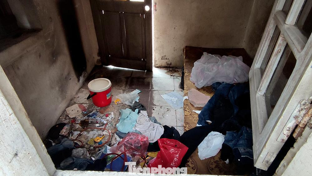 Rải rác khắp công viên có những đống rác to nhỏ và cả vật liệu xây dựng bị người dân đổ trộm. Phòng bán vé đầy rác.