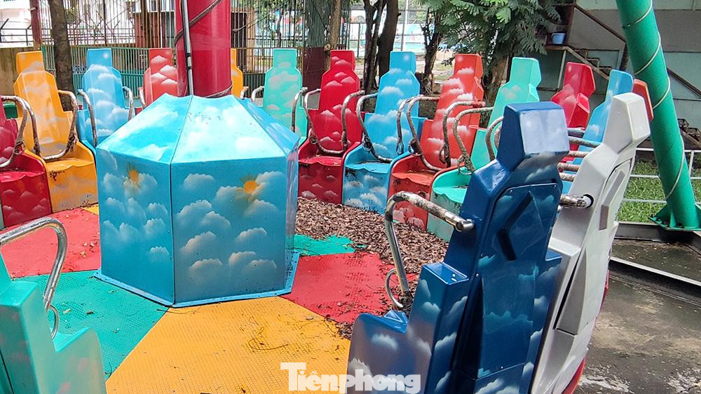 Tại khu vực vui chơi cho cho trẻ em, rất nhiều trò chơi như tàu lượn, đu quay, trò xe ô tô điện, nhà bóng,... đã hư hỏng nặng, mất an toàn nếu sử dụng.