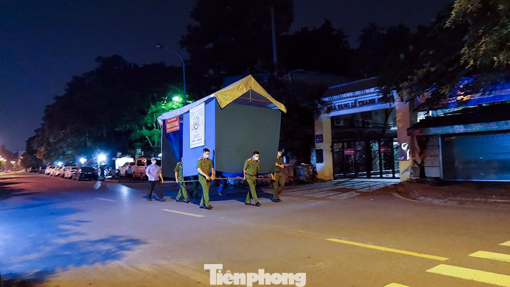 Sau khi xét nghiệm sàng lọc, phát hiện 14 ca dương tính tại Khoa Nội 3, bệnh viện đã lập tức phong tỏa toàn bộ khoa này. Khi nhận được thông báo của CDC Hà Nội 9/14 ca có kết quả khẳng định dương tính, bệnh viện đã ngay lập tức ra thông báo tạm dừng tiếp nhận bệnh nhân.