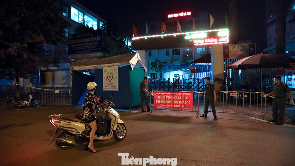 Tại đây, bệnh nhân được làm test nhanh và có kết quả dương tính SARS-CoV-2. Sau đó, mẫu bệnh phẩm được chuyển đến Bệnh viện Nhi Trung ương và ngày 25/7 có kết quả RT-PCR dương tính SARS-CoV-2.