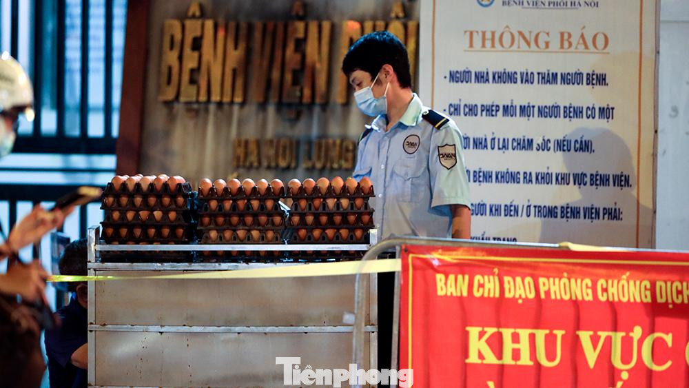 Một số mặt hàng như yếu phẩm được chuyển đến bệnh viện ngay trong đêm 25/7.